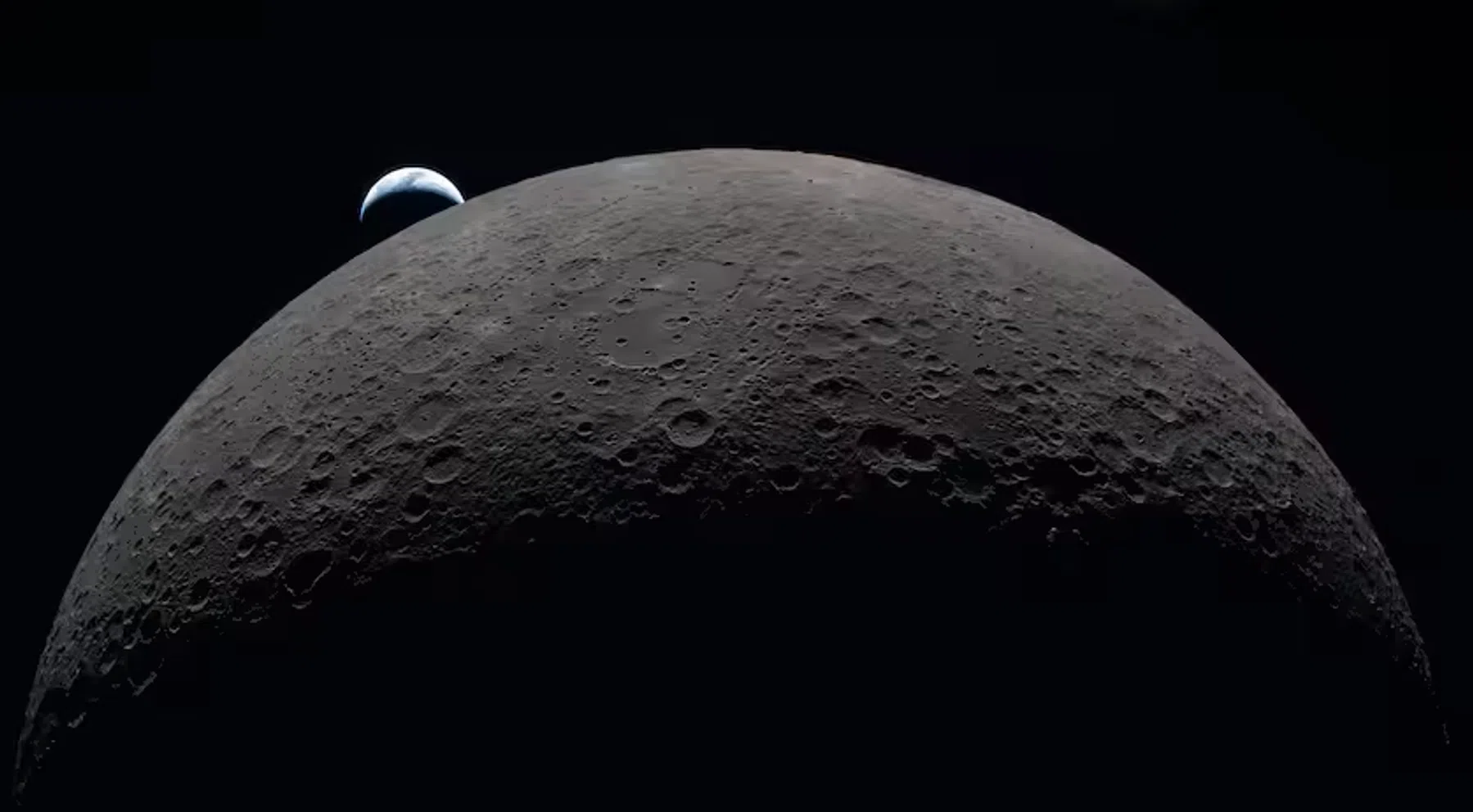 Kraters op de maan met de aarde erachter
